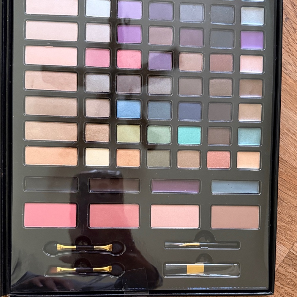 Victoria's Secret Trend Report Makeup Kit - Pink and Red Accents - Picture 5 of 7